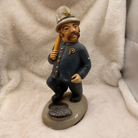 Accents Pinkerton 1989 Annual Figuring Police By Manhole Cover Statue